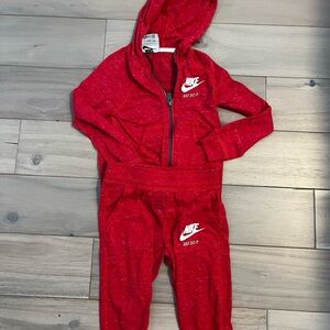 Girls Nike two piece set. Hooded zipper up top and capri style pants.